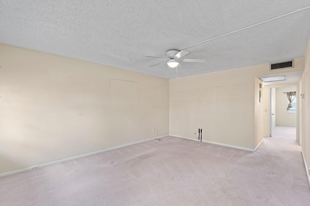 合同活跃: $92,500 (2 贝兹, 1 浴室, 861 平方英尺)