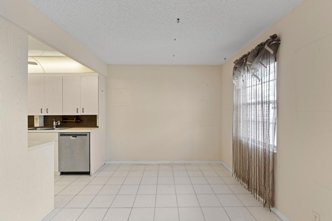 合同活跃: $92,500 (2 贝兹, 1 浴室, 861 平方英尺)