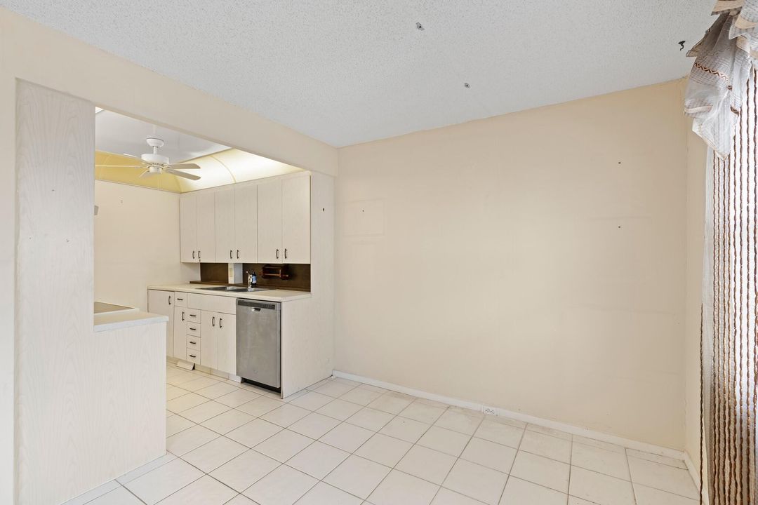 合同活跃: $92,500 (2 贝兹, 1 浴室, 861 平方英尺)