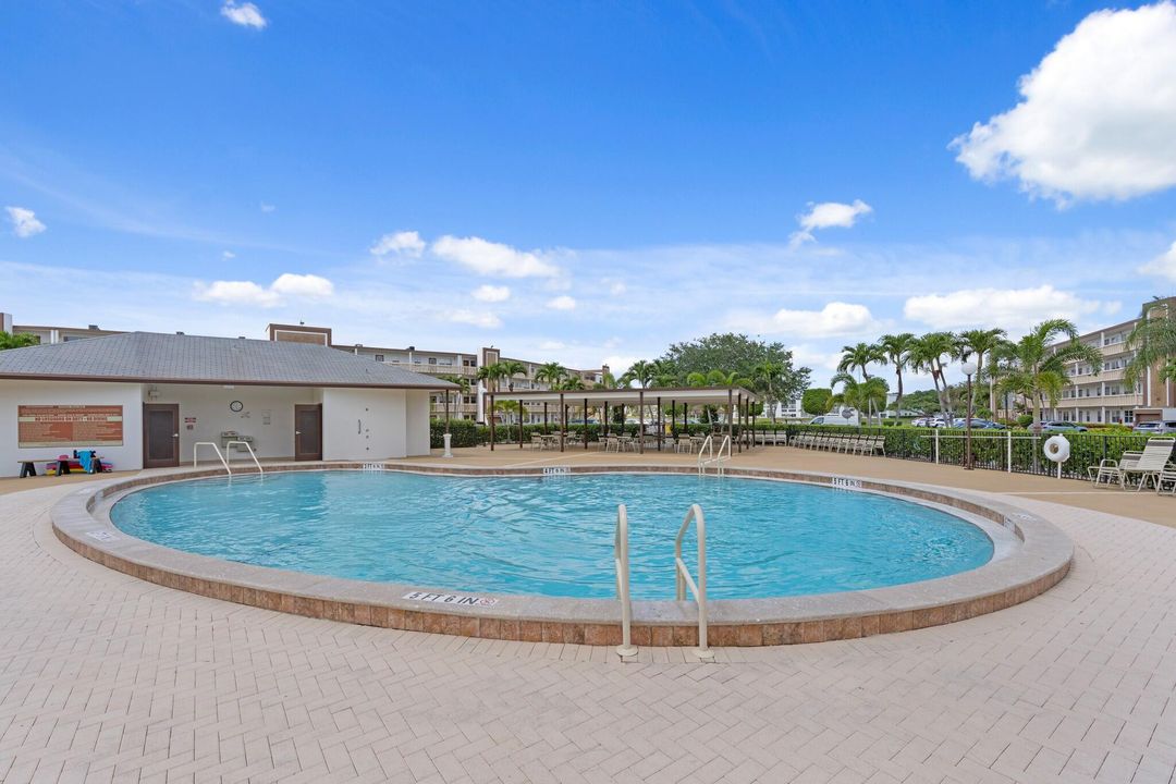 合同活跃: $92,500 (2 贝兹, 1 浴室, 861 平方英尺)