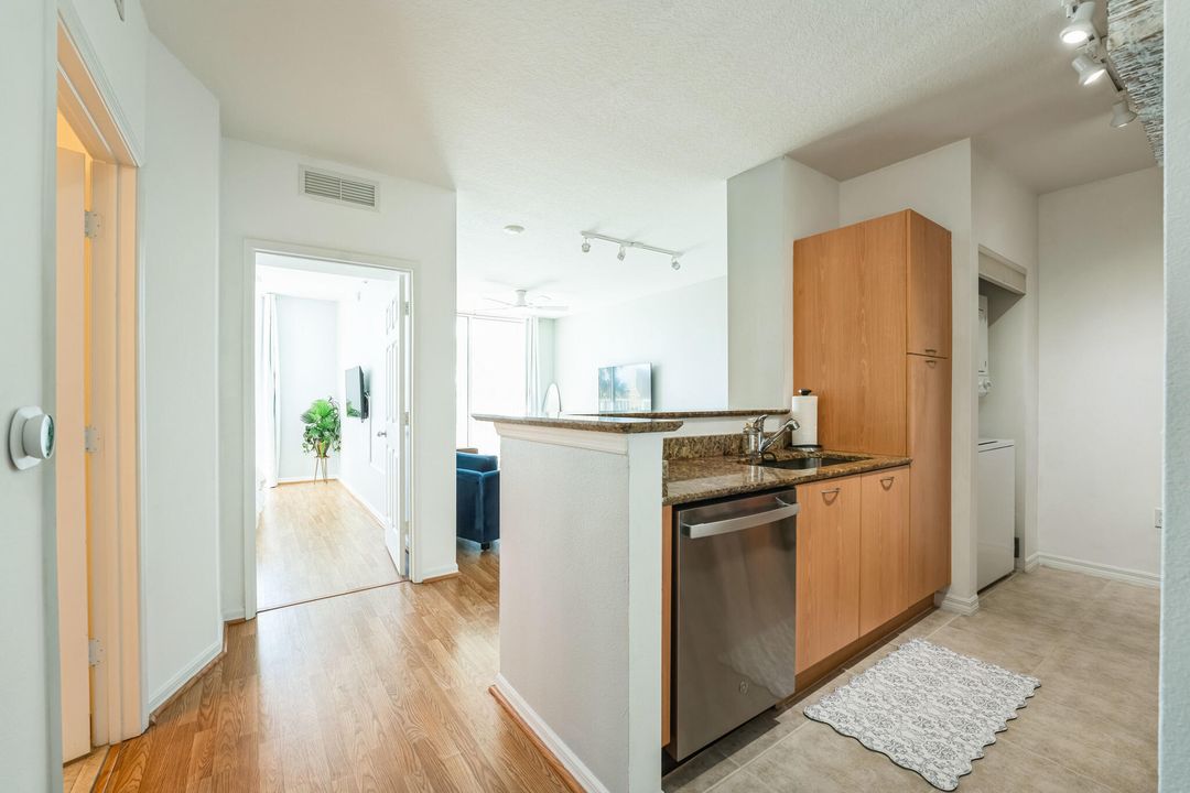 For Rent: $4,500 (1 beds, 1 baths, 691 Square Feet)
