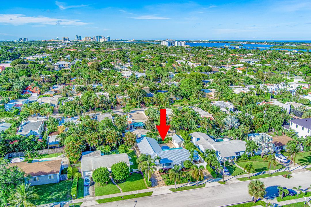 Под контрактом: $1,550,000 (4 спален, 4 ванн, 1896 Квадратных фут)