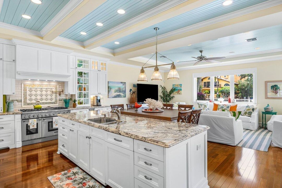 En Venta: $5,875,000 (5 camas, 6 baños, 6079 Pies cuadrados)