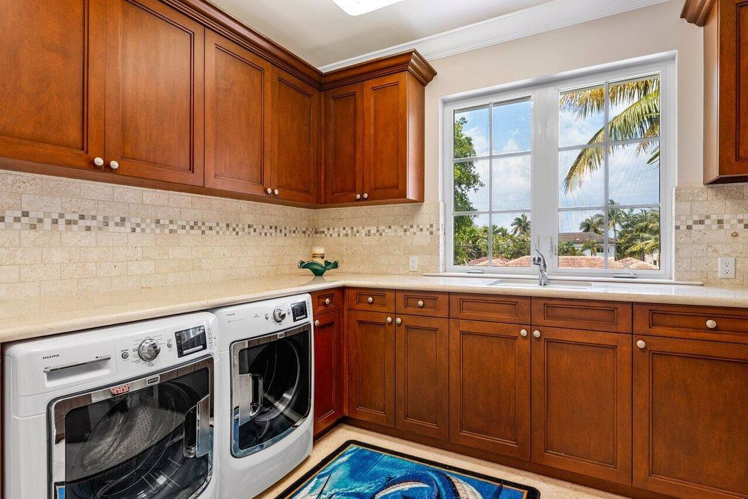 En Venta: $5,875,000 (5 camas, 6 baños, 6079 Pies cuadrados)