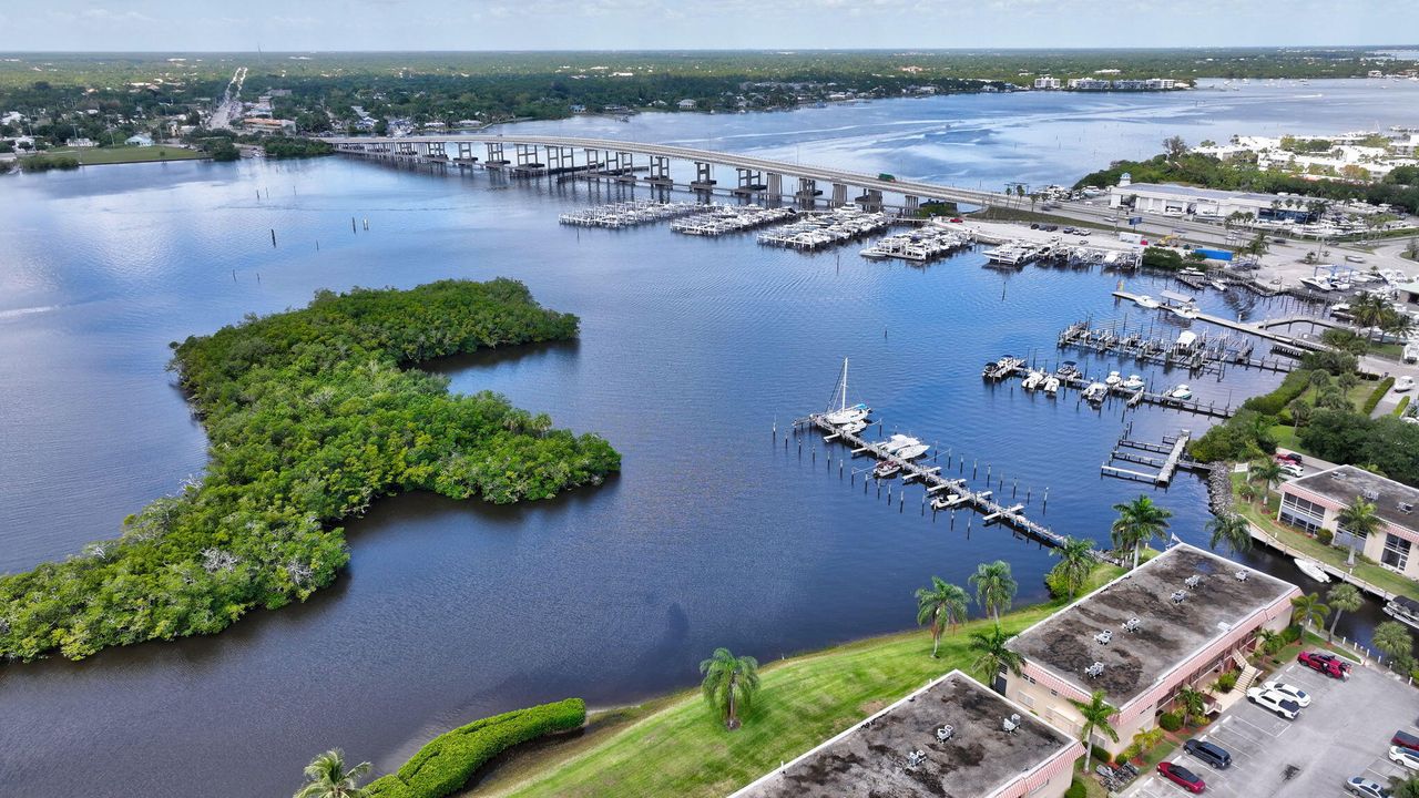 For Sale: $169,900 (1 beds, 1 baths, 685 Square Feet)