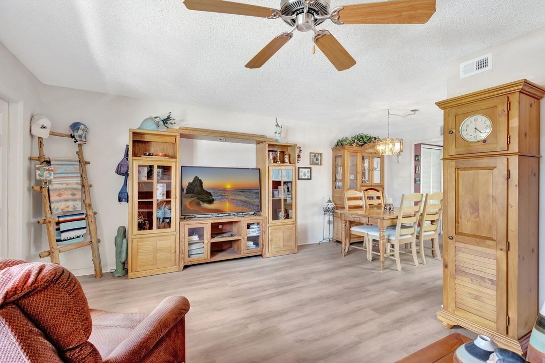 For Sale: $169,900 (1 beds, 1 baths, 685 Square Feet)