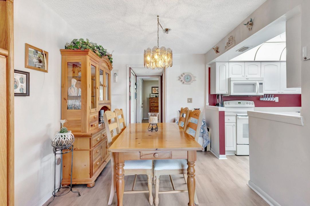 For Sale: $169,900 (1 beds, 1 baths, 685 Square Feet)