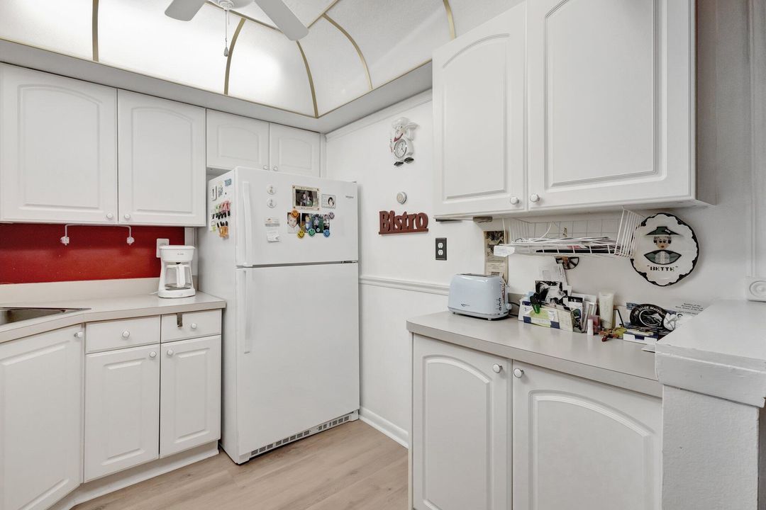 For Sale: $169,900 (1 beds, 1 baths, 685 Square Feet)