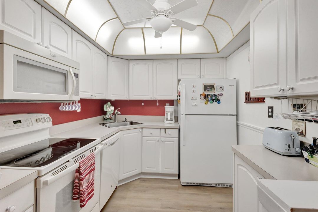 For Sale: $169,900 (1 beds, 1 baths, 685 Square Feet)