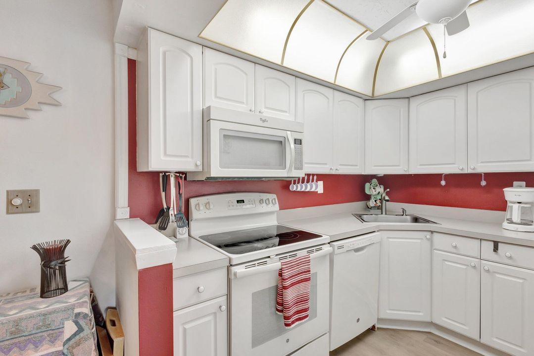 For Sale: $169,900 (1 beds, 1 baths, 685 Square Feet)