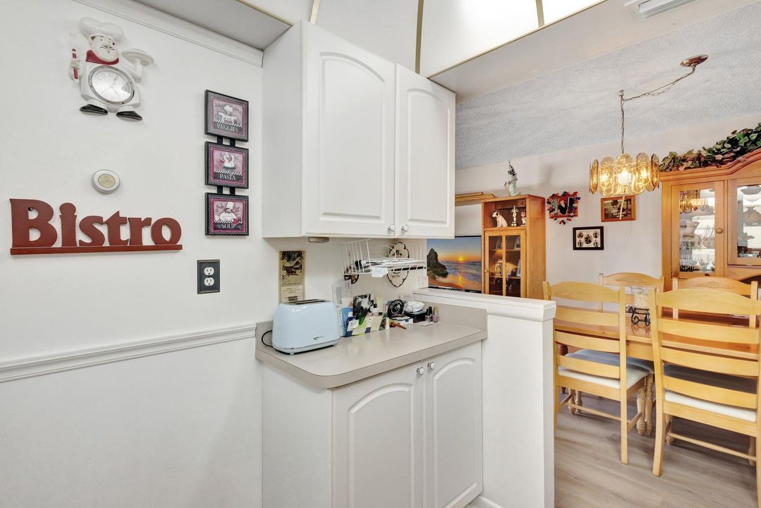 For Sale: $169,900 (1 beds, 1 baths, 685 Square Feet)