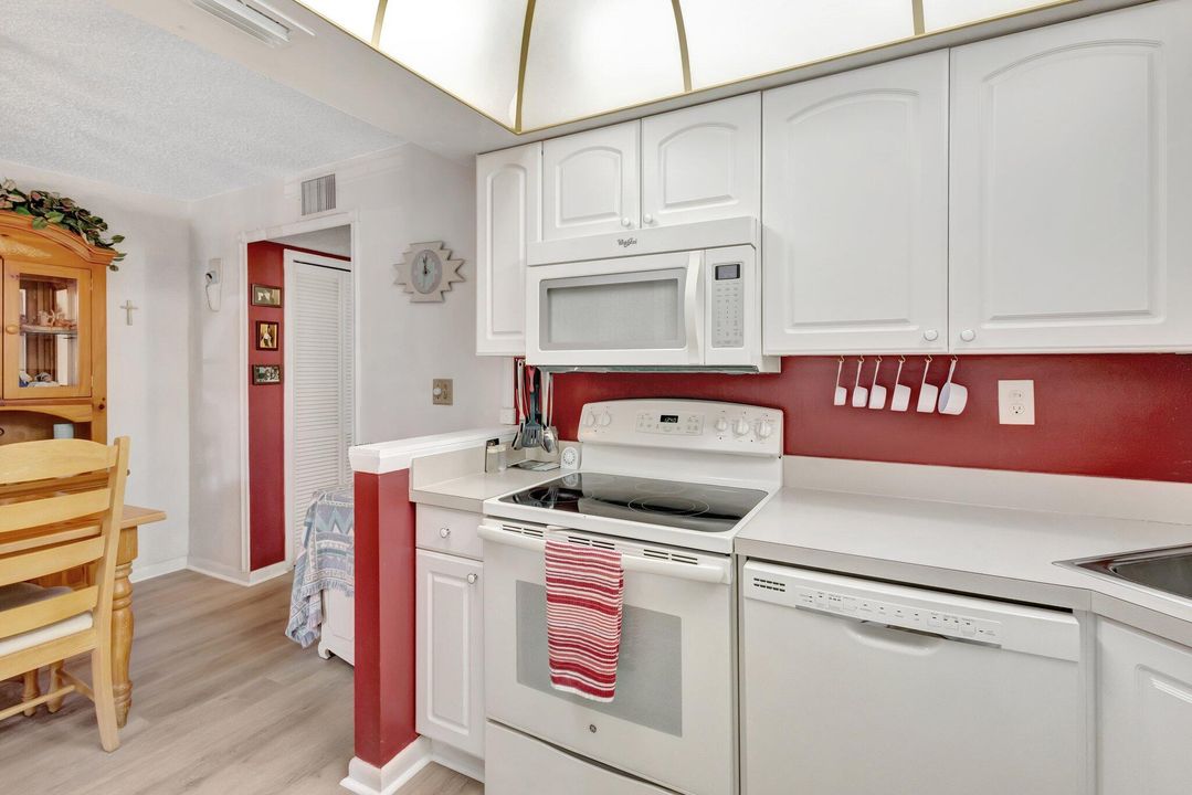 For Sale: $169,900 (1 beds, 1 baths, 685 Square Feet)