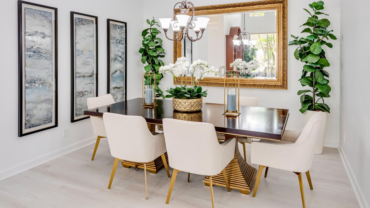 Под контрактом: $2,360,000 (5 спален, 5 ванн, 4107 Квадратных фут)