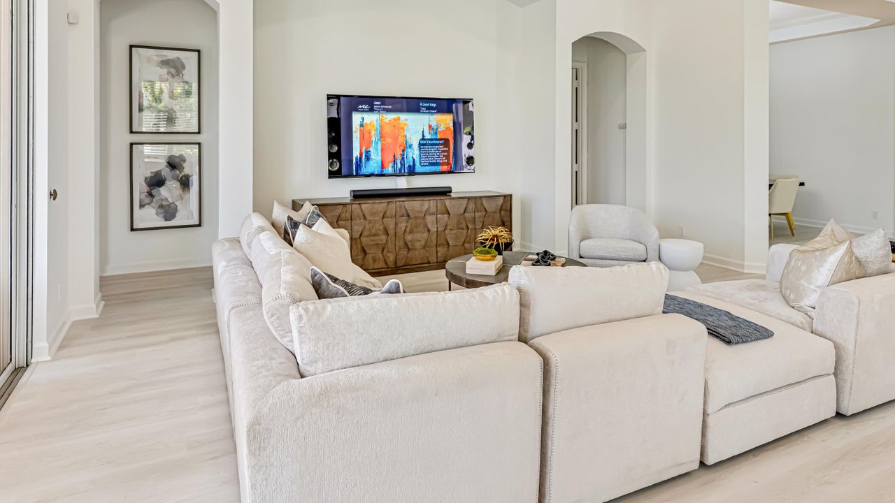 Под контрактом: $2,360,000 (5 спален, 5 ванн, 4107 Квадратных фут)