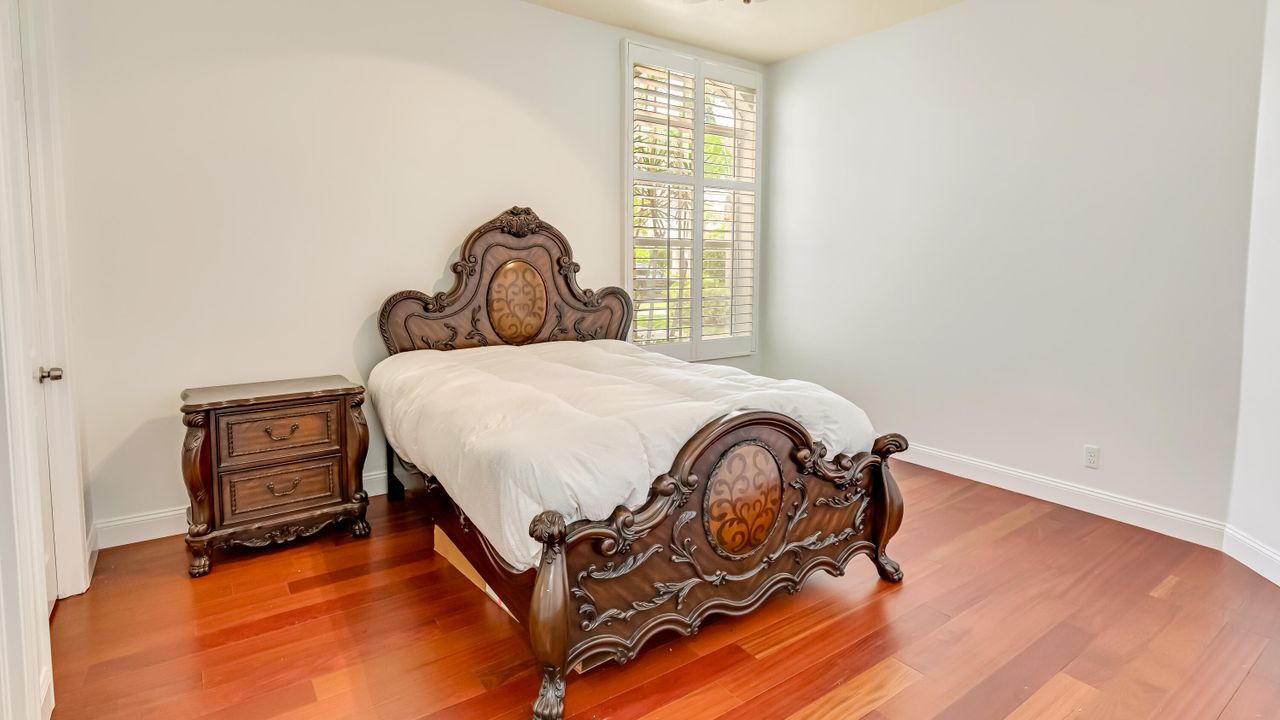 Под контрактом: $2,360,000 (5 спален, 5 ванн, 4107 Квадратных фут)