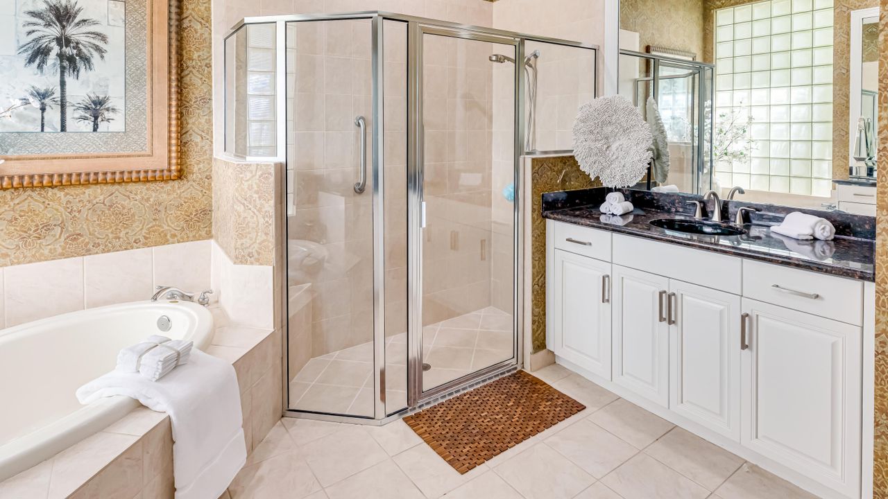 Под контрактом: $2,360,000 (5 спален, 5 ванн, 4107 Квадратных фут)