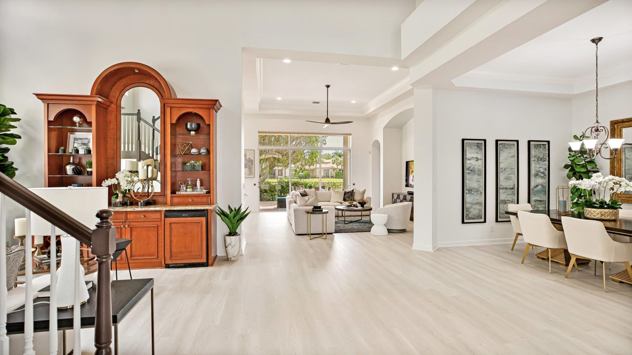 Под контрактом: $2,360,000 (5 спален, 5 ванн, 4107 Квадратных фут)