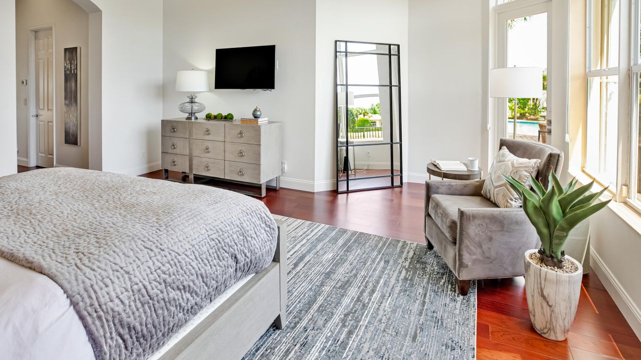 Под контрактом: $2,360,000 (5 спален, 5 ванн, 4107 Квадратных фут)