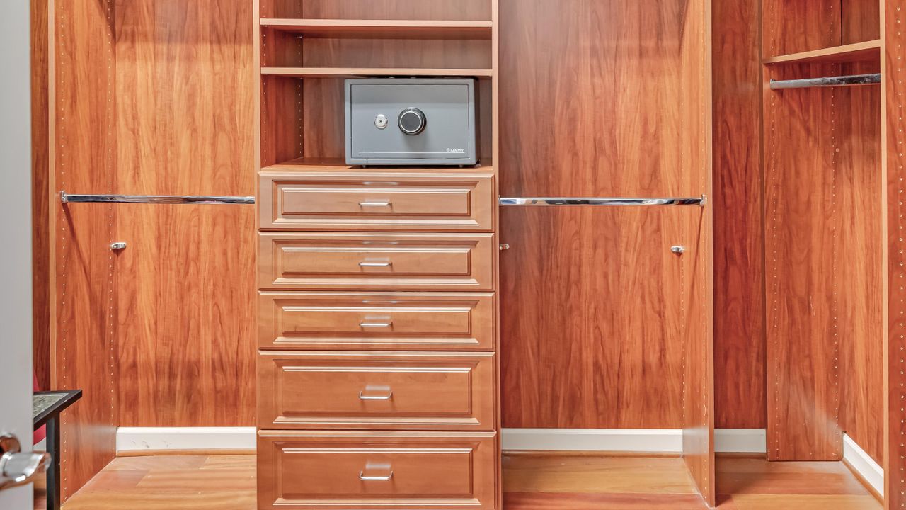 Под контрактом: $2,360,000 (5 спален, 5 ванн, 4107 Квадратных фут)