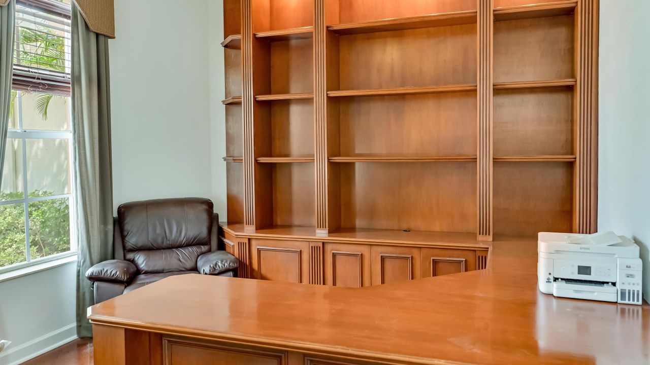 Под контрактом: $2,360,000 (5 спален, 5 ванн, 4107 Квадратных фут)