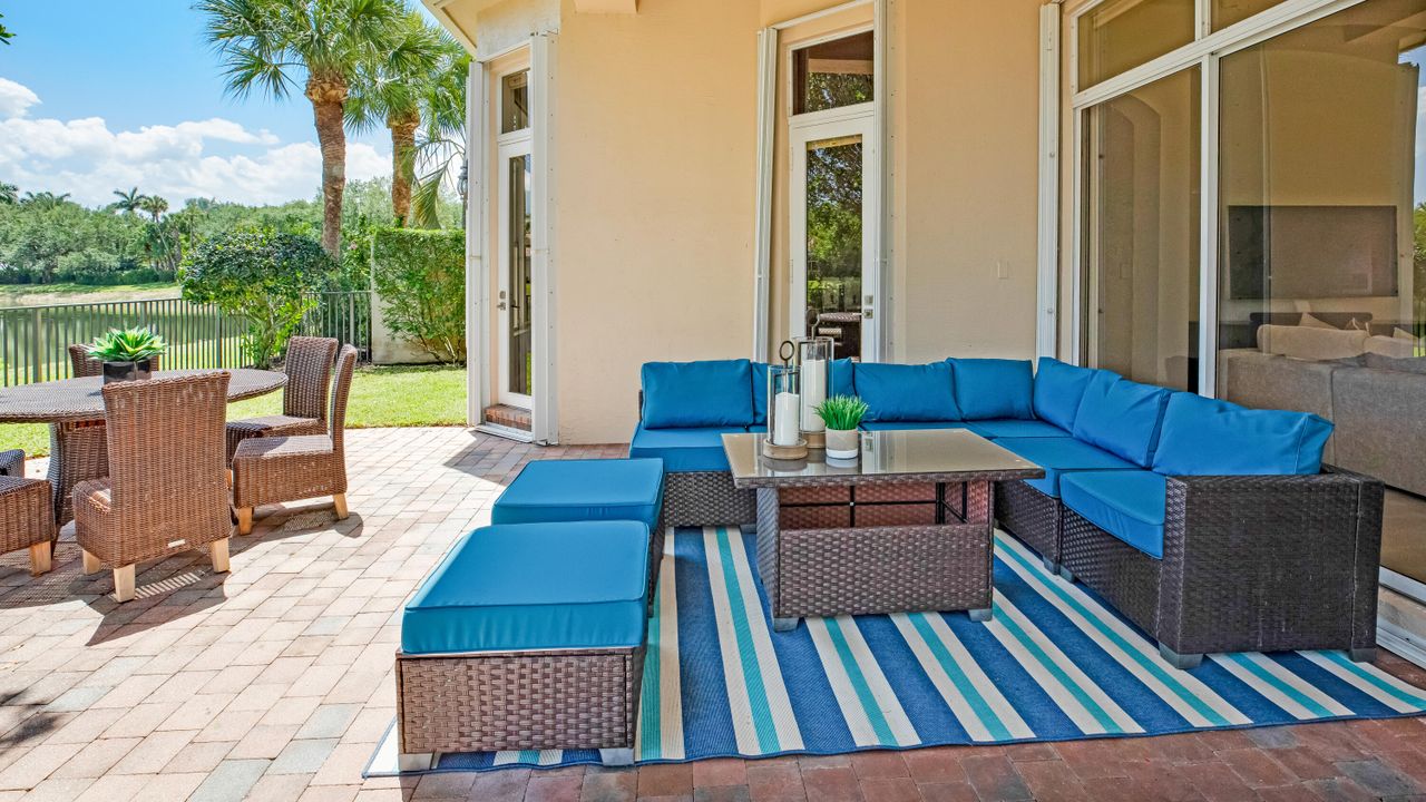 Под контрактом: $2,360,000 (5 спален, 5 ванн, 4107 Квадратных фут)