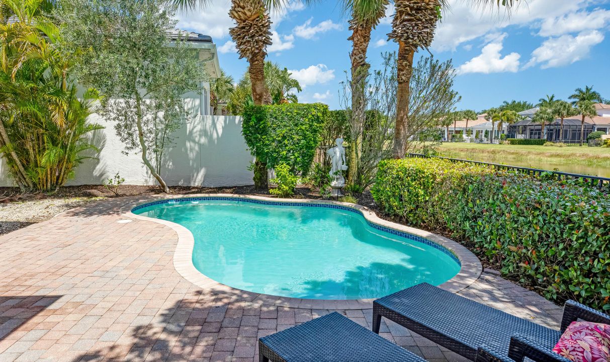 Под контрактом: $2,360,000 (5 спален, 5 ванн, 4107 Квадратных фут)