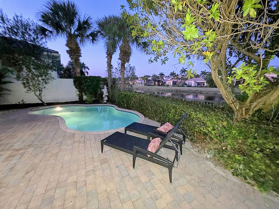 Под контрактом: $2,360,000 (5 спален, 5 ванн, 4107 Квадратных фут)