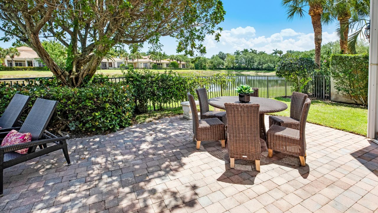 Под контрактом: $2,360,000 (5 спален, 5 ванн, 4107 Квадратных фут)