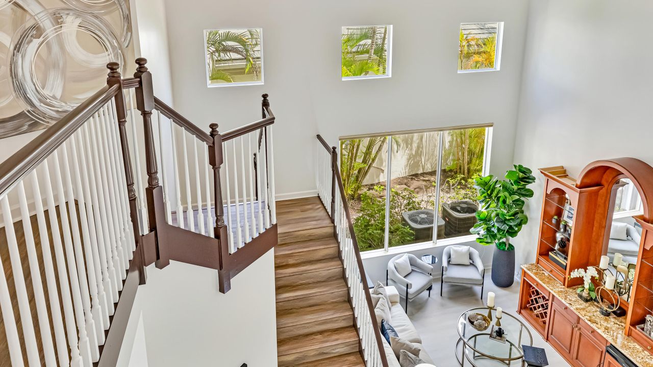 Под контрактом: $2,360,000 (5 спален, 5 ванн, 4107 Квадратных фут)