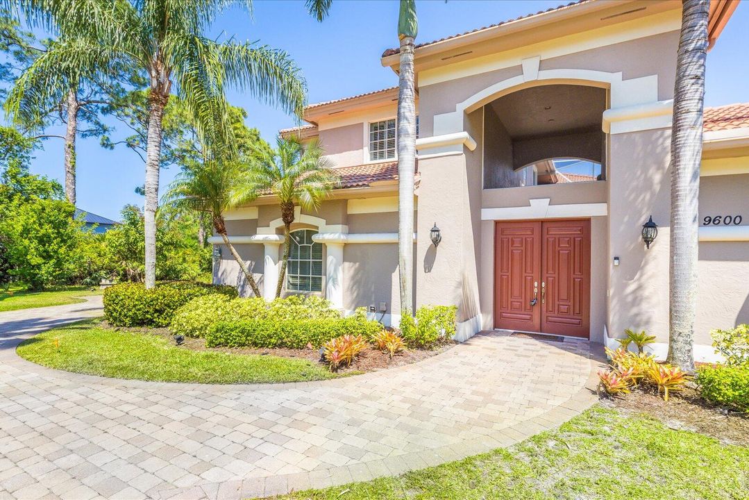 Active With Contract: $865,000 (5 beds, 5 baths, 4098 Square Feet)