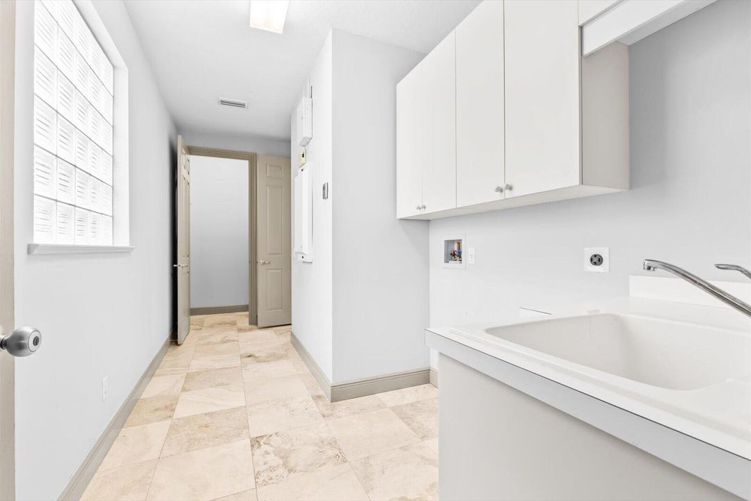 Active With Contract: $865,000 (5 beds, 5 baths, 4098 Square Feet)