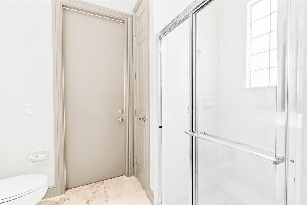 Active With Contract: $865,000 (5 beds, 5 baths, 4098 Square Feet)