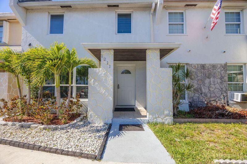 Недавно продано: $359,999 (3 спален, 2 ванн, 1380 Квадратных фут)