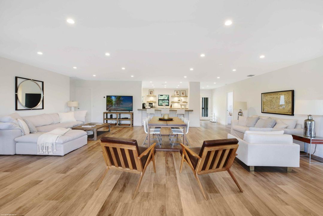 合同活跃: $15,000 (4 贝兹, 4 浴室, 2500 平方英尺)