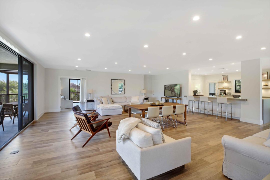 合同活跃: $15,000 (4 贝兹, 4 浴室, 2500 平方英尺)