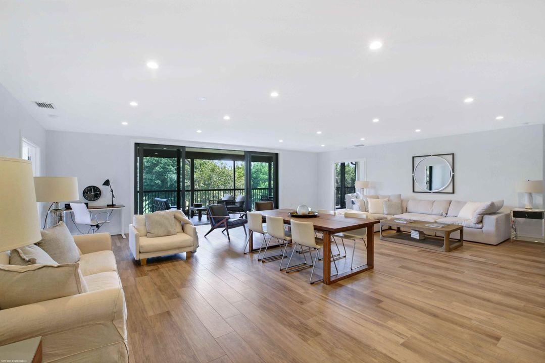 合同活跃: $15,000 (4 贝兹, 4 浴室, 2500 平方英尺)