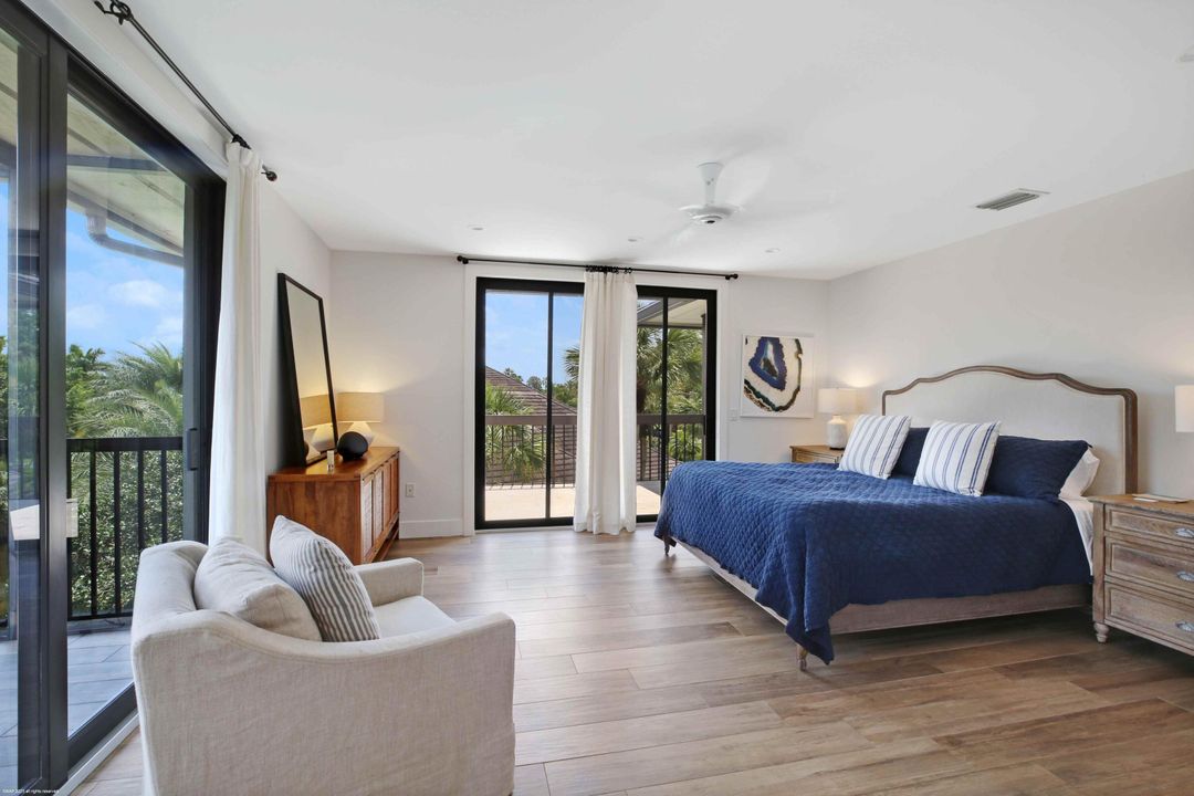 合同活跃: $15,000 (4 贝兹, 4 浴室, 2500 平方英尺)