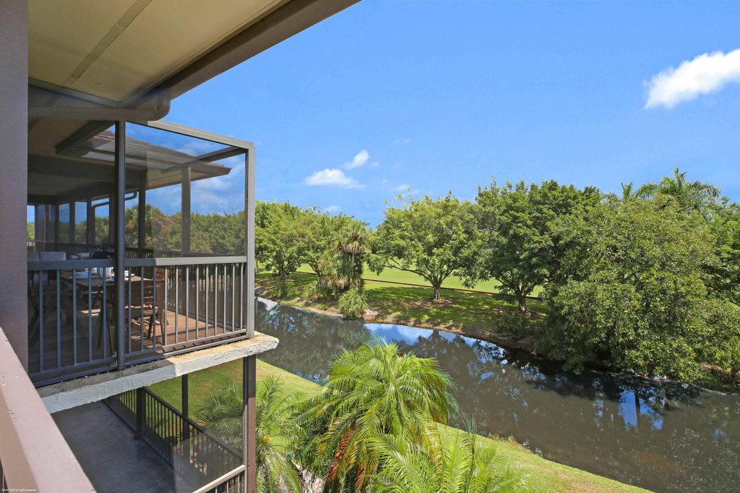 合同活跃: $15,000 (4 贝兹, 4 浴室, 2500 平方英尺)