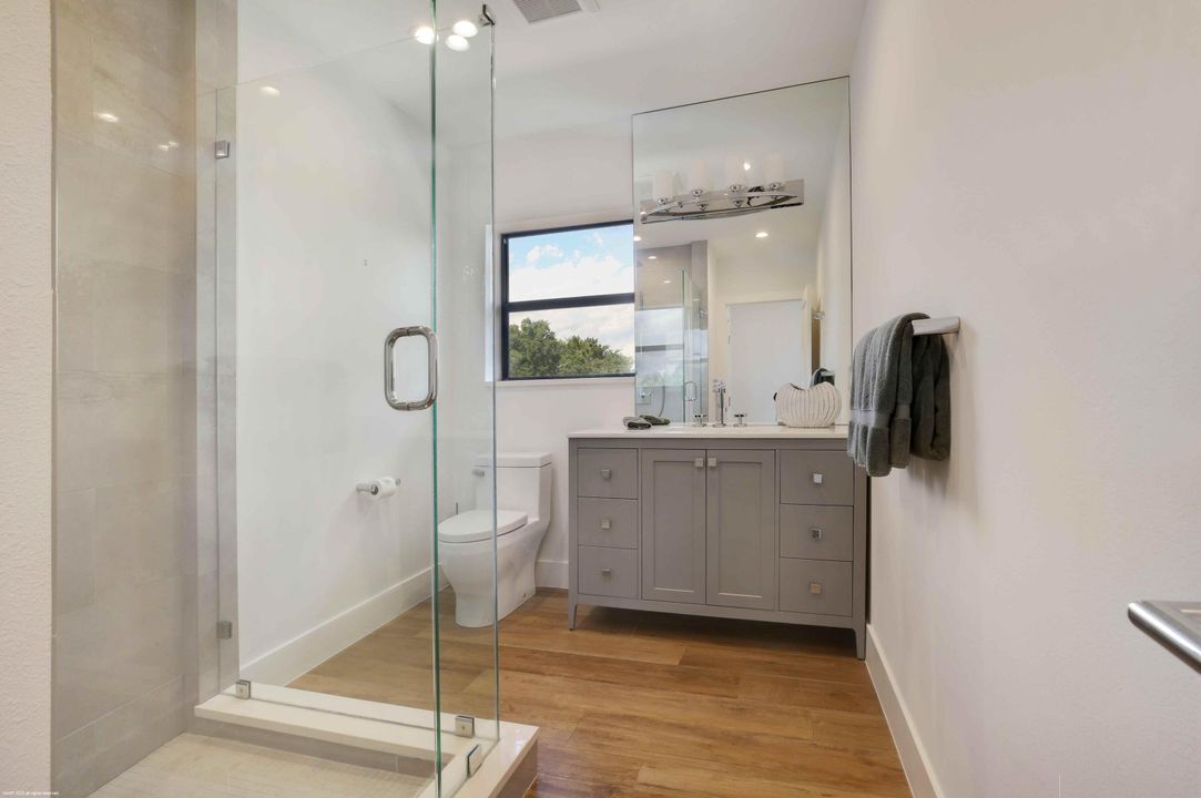 合同活跃: $15,000 (4 贝兹, 4 浴室, 2500 平方英尺)