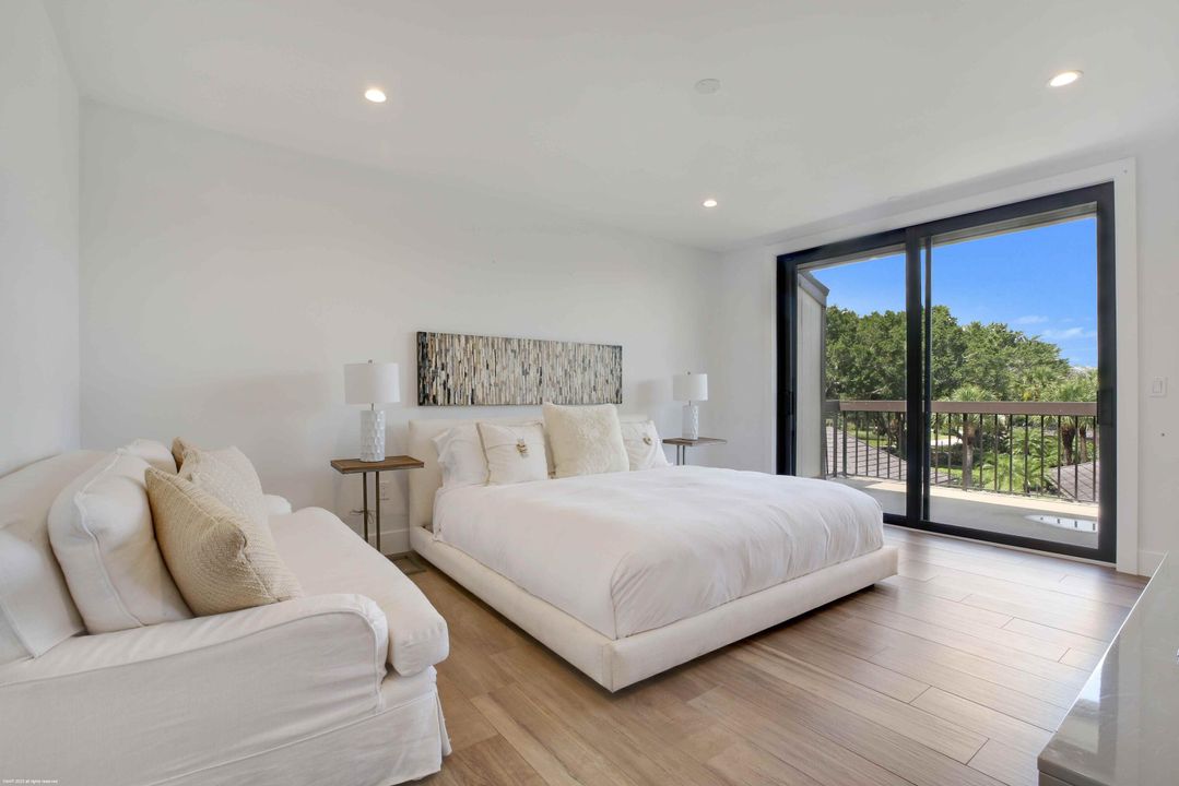 合同活跃: $15,000 (4 贝兹, 4 浴室, 2500 平方英尺)