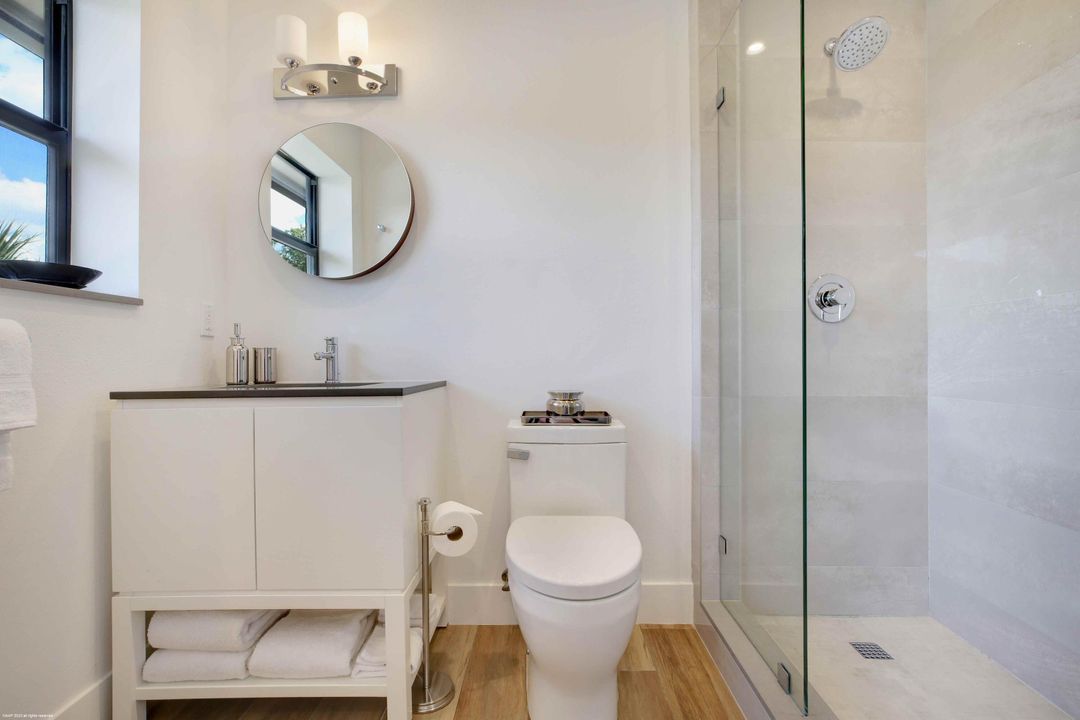 合同活跃: $15,000 (4 贝兹, 4 浴室, 2500 平方英尺)