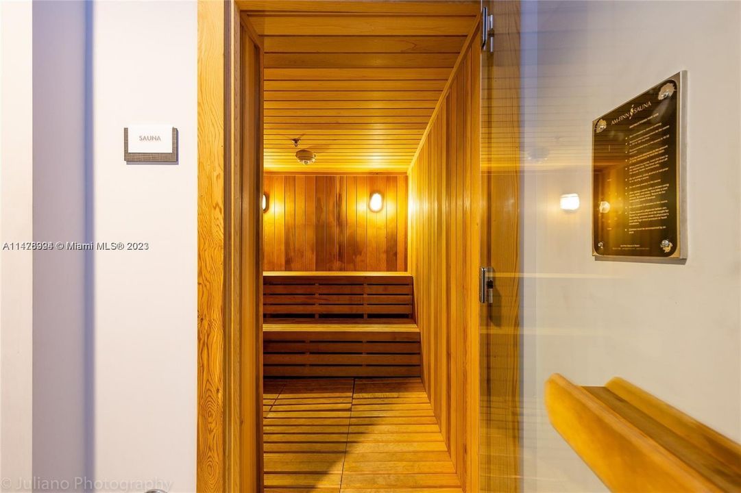 For Sale: $520,000 (2 beds, 2 baths, 960 Square Feet)