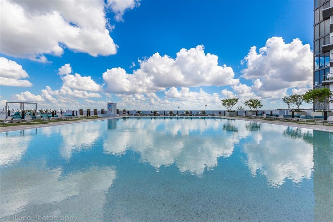 For Sale: $520,000 (2 beds, 2 baths, 960 Square Feet)