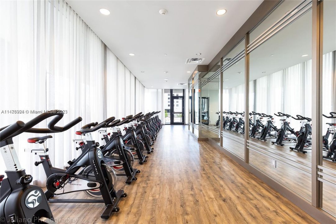 For Sale: $520,000 (2 beds, 2 baths, 960 Square Feet)