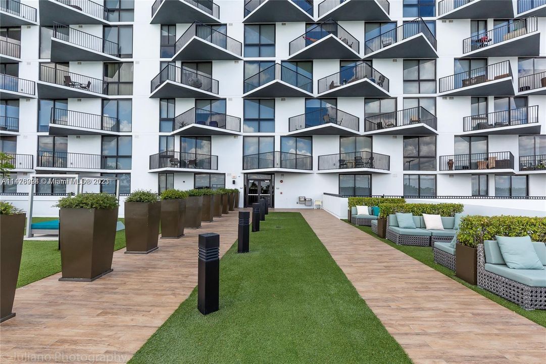 For Sale: $520,000 (2 beds, 2 baths, 960 Square Feet)