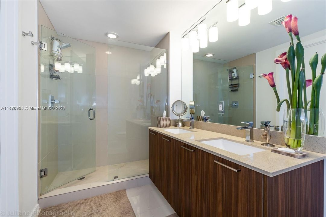 For Sale: $520,000 (2 beds, 2 baths, 960 Square Feet)