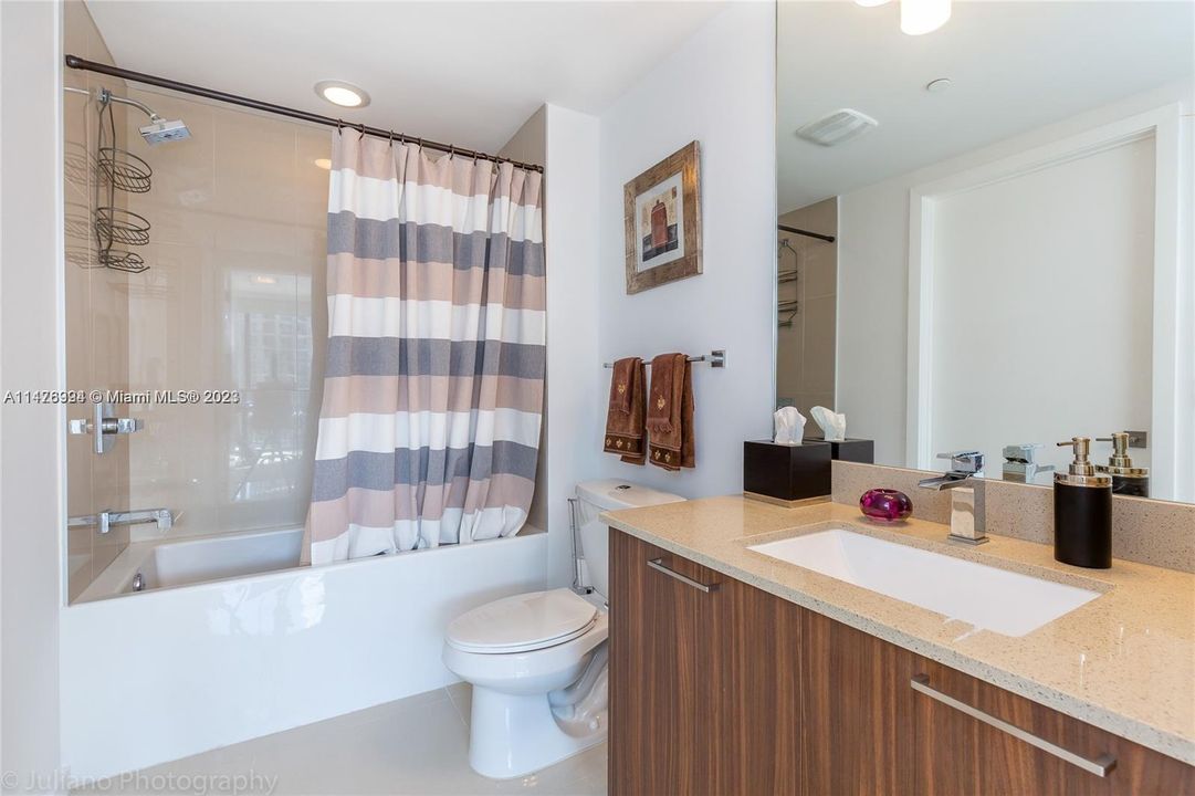 For Sale: $520,000 (2 beds, 2 baths, 960 Square Feet)