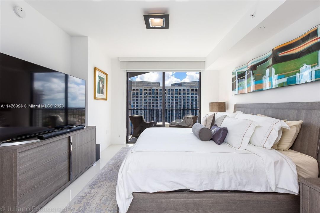 For Sale: $520,000 (2 beds, 2 baths, 960 Square Feet)