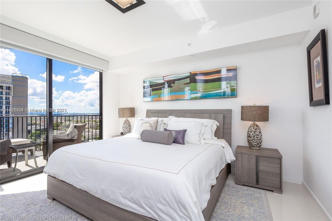 For Sale: $520,000 (2 beds, 2 baths, 960 Square Feet)