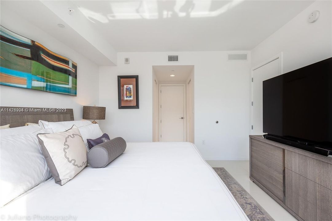 For Sale: $520,000 (2 beds, 2 baths, 960 Square Feet)